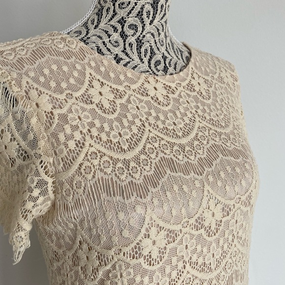 Cream lace mini dress with scoop neck and short sleeves - Picture 2 of 4